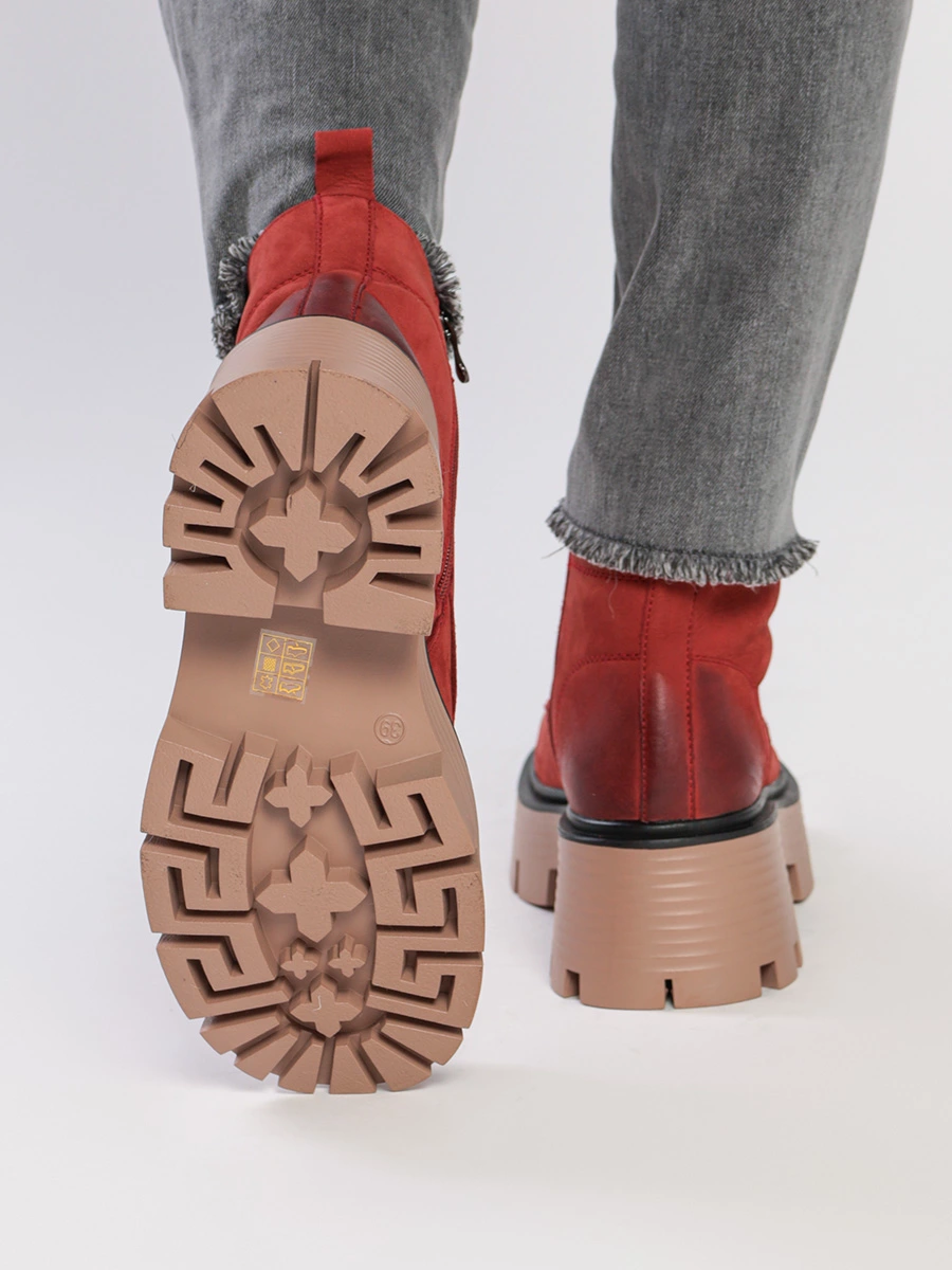 Ботинки-дерби красного цвета с рельефным протектором